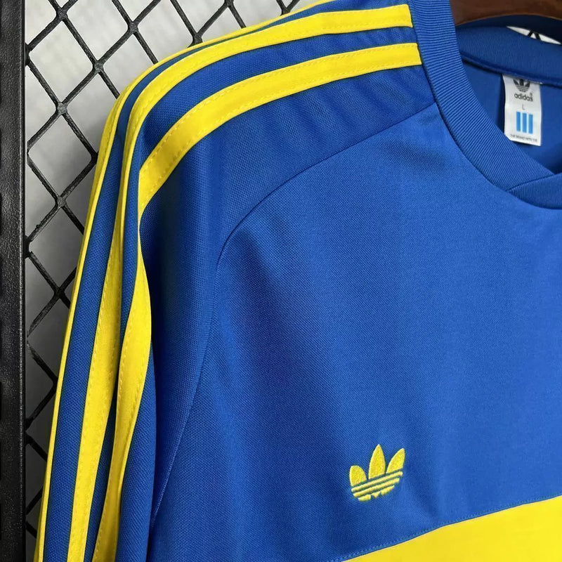 Camisa Boca Juniors Home 1981/82 Adidas Retrô Manga Longa Masculina azul com faixa amarela central e escudo bordado.
