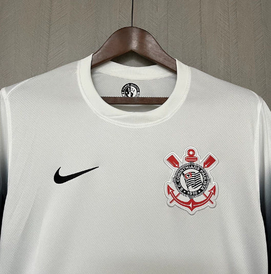 Camisa Corinthians Home I 2024/25 Nike Torcedor Masculina branca – manto do Timão com escudo em destaque, tecido leve e design moderno para torcedores apaixonados.