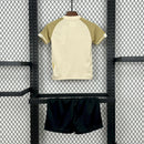 Kit Infantil Vasco Third 2024/25 Kappa – Camisa preta com detalhes em branco e escudo bordado + short oficial, uniforme oficial para crianças torcedoras do Vasco da Gama"