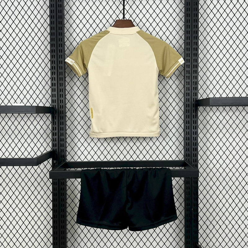 Kit Infantil Vasco Third 2024/25 Kappa – Camisa preta com detalhes em branco e escudo bordado + short oficial, uniforme oficial para crianças torcedoras do Vasco da Gama"