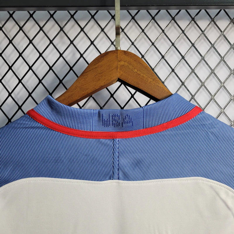 Camisa Estados Unidos Home I 2016/17 Nike Retrô Masculina branca, uniforme retrô da seleção EUA, escudo bordado no peito, detalhes em azul e vermelho, tecido leve e respirável."
camisa Estados Unidos 2016/17 retrô
camisa USA masculina retrô
camisa seleção EUA Nike
uniforme retrô de futebol EUA