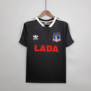 Camisa Colo-Colo Away II 1991/92 Adidas Retrô Masculina na cor preta, uniforme histórico do clube chileno, modelo clássico da temporada retrô ideal para torcedores e colecionadores.