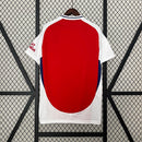 Camisa Arsenal Home (1) 2024/25 Masculina Adidas para torcedor, vermelha com detalhes brancos, modelo oficial do clube inglês, ideal para fãs e colecionadores.