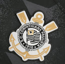 Camisa Corinthians Away II 2022/23 Nike Torcedor Masculina na cor preta com detalhes dourados, escudo bordado no peito esquerdo e logo Nike no lado direito, pendurada em cabide sobre fundo branco.