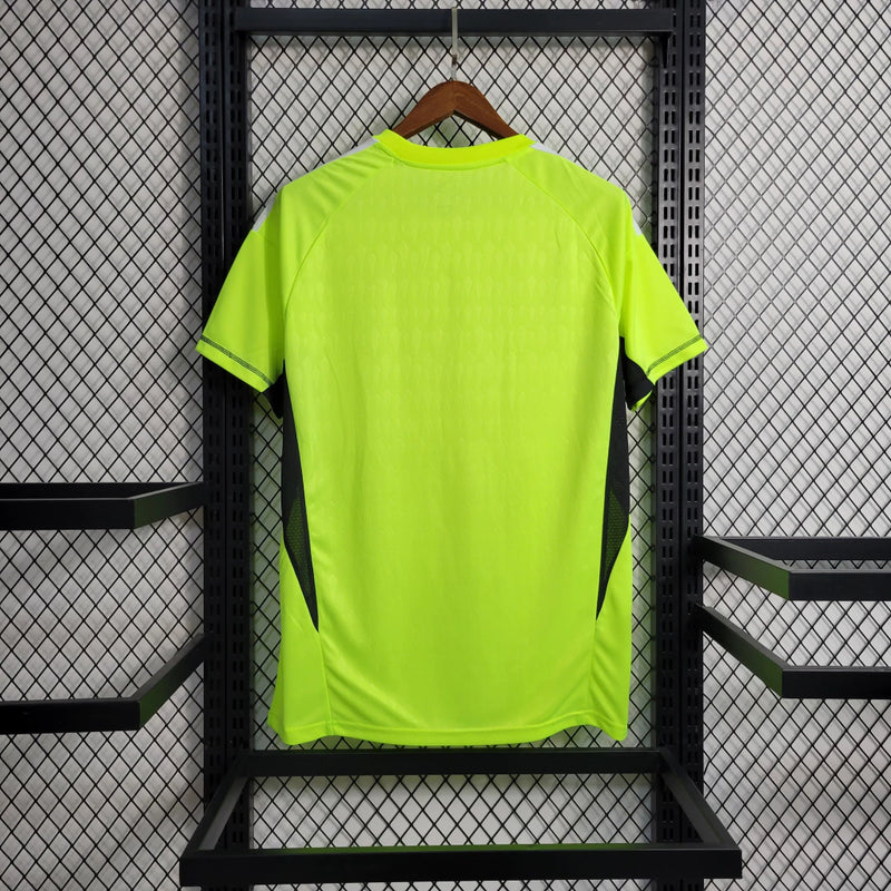 “Camisa Itália Goleiro 2023/24 Adidas Torcedor masculina, verde, com escudo da seleção italiana no peito, detalhes modernos da temporada e três listras Adidas nos ombros, feita em tecido leve e respirável, ideal para torcer com conforto e estilo