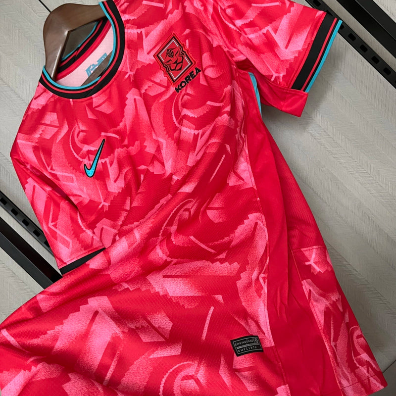 Camisa Coreia do Sul Home 2024/25 Masculina para torcedor, vermelha com detalhes em branco, modelo oficial da seleção sul-coreana, ideal para fãs da Coreia do Sul"