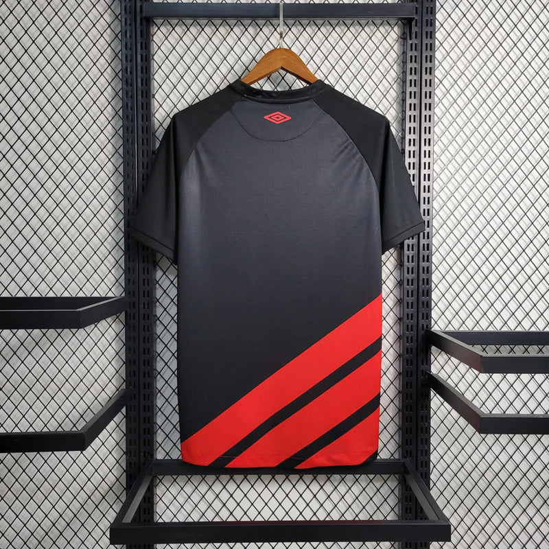 Camisa Athletico Paranaense Away (2) 2023/24 Umbro Torcedor Masculina com escudo oficial bordado e logo Umbro estampado, modelo visitante do clube paranaense.