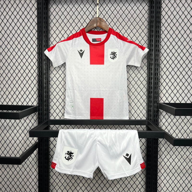 Kit Infantil Geórgia Home I 2024/25 – uniforme infantil com camisa e short, tecido leve e confortável, design clássico da Seleção da Geórgia.