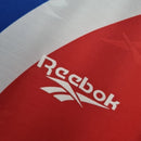 Camisa Retrô Universidad Católica Away II 1984/85 Reebok Masculina vermelha, uniforme histórico do futebol chileno com escudo da Católica no peito, design clássico retrô, ideal para torcedores e colecionadores.