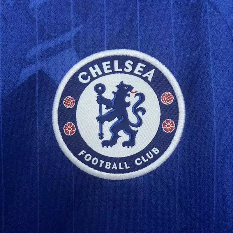 Imagem da Camisa Chelsea Home 2025/26 Torcedor Nike Masculina na cor azul royal, com escudo do clube bordado no peito esquerdo e logo da Nike no lado direito. Design moderno com detalhes sutis, gola careca e tecido com tecnologia Dri-FIT. Produto oficial da temporada 2025/2026