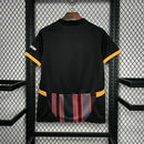 Camisa Galatasaray Third IIII 2024/25 Puma Torcedor Masculina Preta com detalhes em laranja e vermelho, escudo do clube, design moderno e confortável para torcedores apaixonados