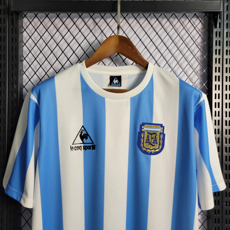 Camisa Argentina Home I 1986/87 Le Coq Sportif Retrô Masculina - uniforme histórico da seleção argentina, listras celeste e branca, gola clássica, tecido leve e respirável, perfeita para torcedores e colecionadores de futebol"