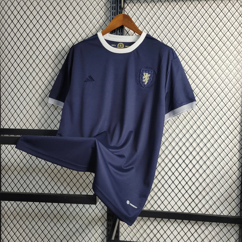 "Camisa Escócia 150 Anos Adidas masculina azul marinho com detalhes dourados, gola redonda, mangas curtas e tecido respirável, edição comemorativa especial de 150 anos da seleção escocesa para torcedores"