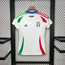 Camisa Itália Away II 2024/25 Adidas Torcedora Feminina, branca, modelo acinturado com escudo da seleção italiana e logo Adidas em destaque, feita em tecido leve e respirável, disponível nos tamanhos PP ao GG.”