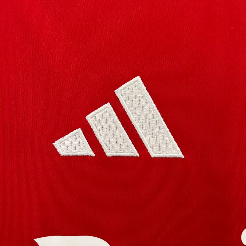 Camisa Arsenal Home (1) 2024/25 Masculina Adidas para torcedor, vermelha com detalhes brancos, modelo oficial do clube inglês, ideal para fãs e colecionadores.