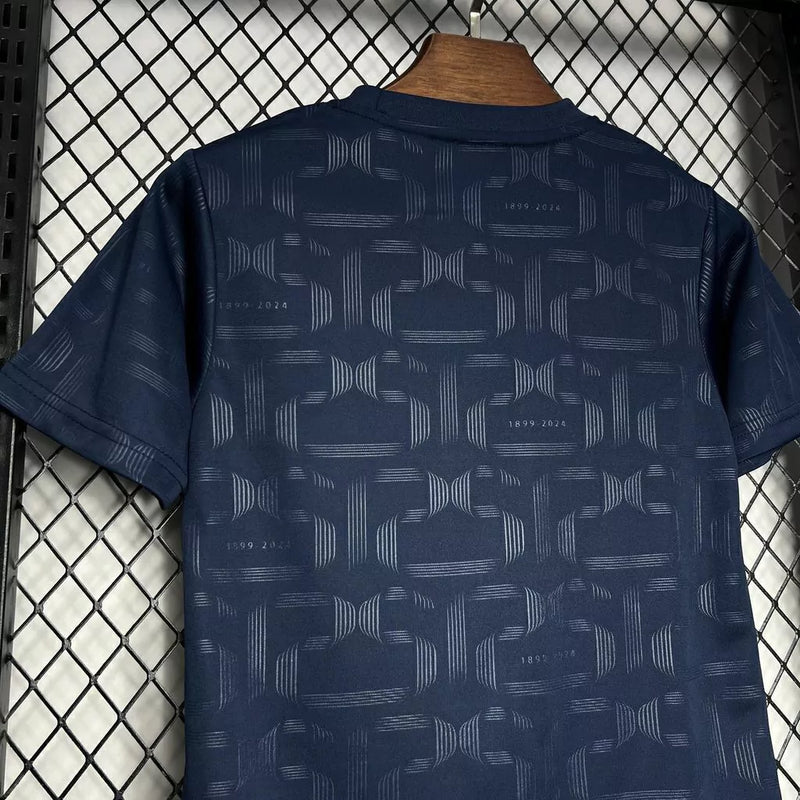 Kit Infantil Barcelona 125 anos 2024/25 Nike oficial, camisa azul e grená com escudo do FC Barcelona em destaque, shorts e meias combinando, uniforme completo para crianças de 3 a 14 anos"