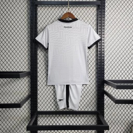 Kit Infantil Botafogo Third 2023/24 Reebok completo com camisa, shorts e meiões, uniforme oficial do Glorioso para crianças de 3 a 13 anos, cores preto e branco, escudo bordado e design moderno, perfeito para torcer com estilo e conforto."
