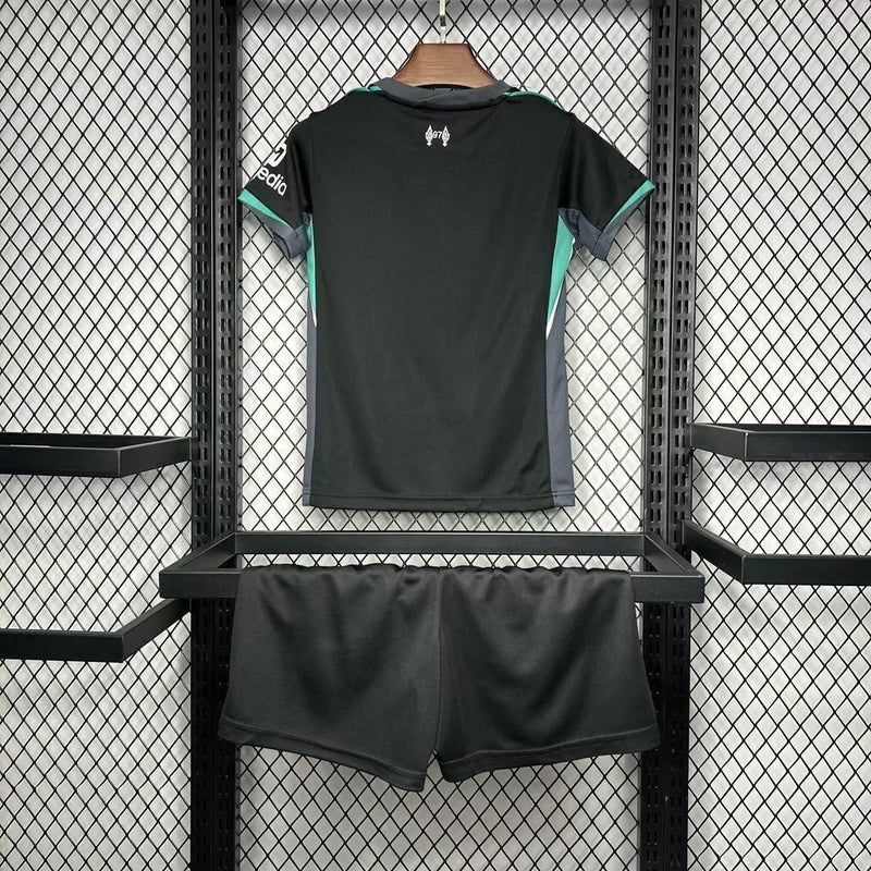 "Kit Infantil Liverpool Away II 2024/25 Nike completo com camisa, shorts e meias, oficial, escudo do Liverpool em destaque, design moderno e confortável para crianças de 3 a 13 anos"
