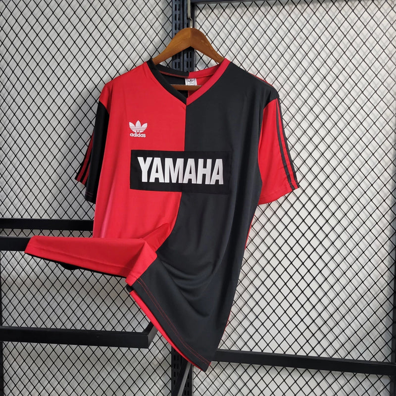 "Camisa Newell’s Old Boys 1993/94 Adidas Retrô Masculina vermelha e preta, modelo clássico anos 90, uniforme histórico do futebol argentino, ideal para colecionadores e torcedores apaixonados."