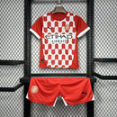 Kit Infantil Girona Home I 2024/25 Puma com camisa e short, tecido leve e respirável, ideal para pequenos torcedores do Girona FC com estilo e conforto."