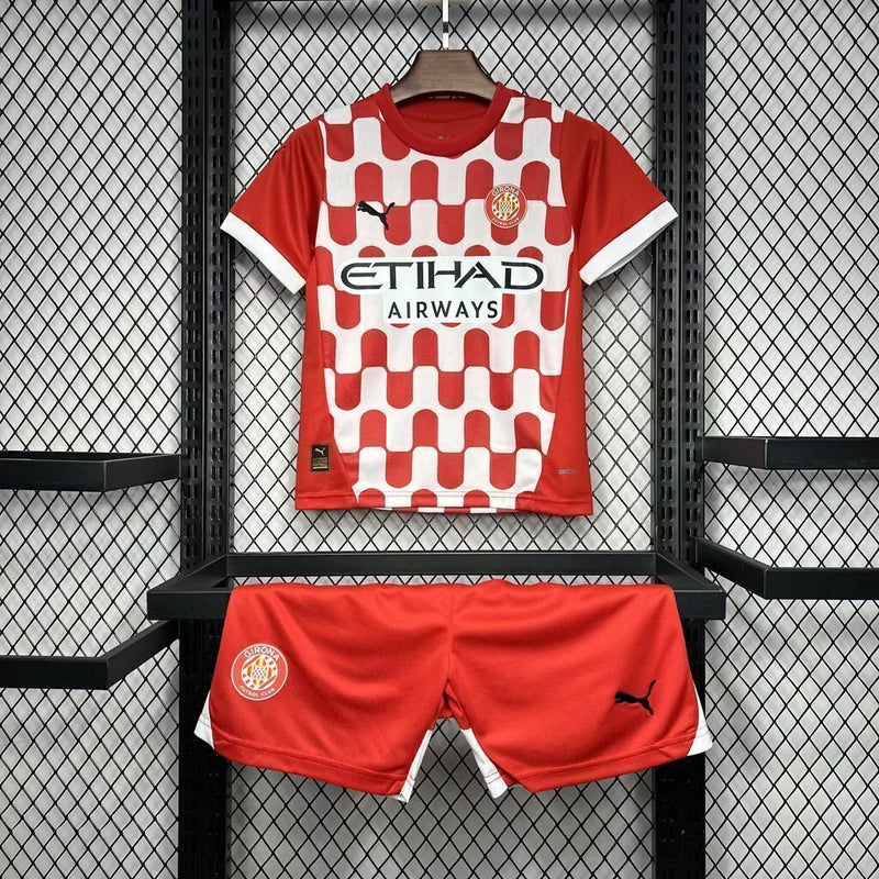 Kit Infantil Girona Home I 2024/25 Puma com camisa e short, tecido leve e respirável, ideal para pequenos torcedores do Girona FC com estilo e conforto."