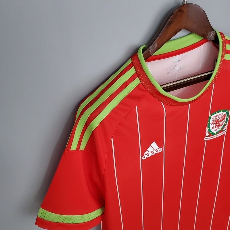 Camisa País de Gales Home 2016/17 Adidas retrô masculina vermelha com detalhes brancos, gola careca e tecido leve, modelo histórico para torcedores e colecionadores"