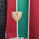 "Kit Infantil Fluminense Home 2023/24 Umbro completo para crianças, com camisa listrada verde, branco e grená, escudo bordado do Fluminense, short oficial combinando, ideal para pequenos torcedores mostrarem orgulho tricolor em treinos e jogos."