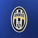 Camisa Juventus Away II 2004/05 Nike Retrô Masculina azul, escudo da Juventus bordado no peito, gola redonda clássica e detalhes em preto e branco.