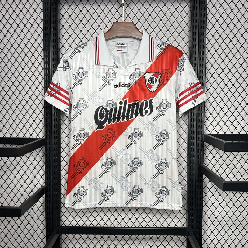 Texto alternativo para imagem:
Camisa River Plate Home 1996/97 Adidas Retrô Masculina branca com faixa diagonal vermelha, escudo bordado do River Plate no peito e logo Adidas estampado.

