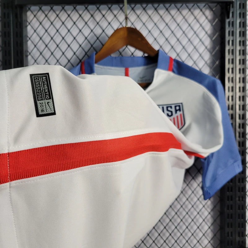 Camisa Estados Unidos Home I 2016/17 Nike Retrô Masculina branca, uniforme retrô da seleção EUA, escudo bordado no peito, detalhes em azul e vermelho, tecido leve e respirável."
camisa Estados Unidos 2016/17 retrô
camisa USA masculina retrô
camisa seleção EUA Nike
uniforme retrô de futebol EUA