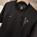 Camisa Corinthians Away II 2024/25 Nike Torcedor Masculina - modelo preto, uniforme de visitante do Timão, escudo do clube e logo Nike em destaque.