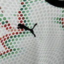 Detalhe do escudo Portugal e logo Puma no Kit Infantil Away (2) 2025, tecido leve e respirável para crianças