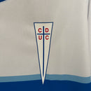 Camisa Universidad Católica Home I 2024/25 Puma Torcedor Masculina branca, uniforme de futebol chileno com detalhes azuis, escudo da Católica em destaque e tecnologia DryCell para conforto e absorção de suor.