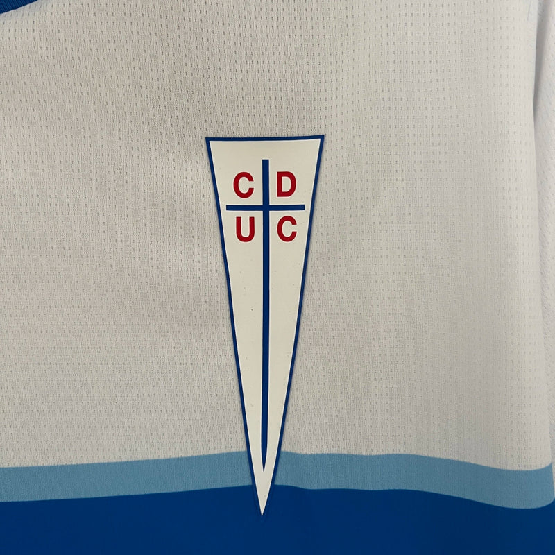 Camisa Universidad Católica Home I 2024/25 Puma Torcedor Masculina branca, uniforme de futebol chileno com detalhes azuis, escudo da Católica em destaque e tecnologia DryCell para conforto e absorção de suor.