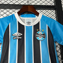 Kit Infantil Grêmio Home 2025/26 Umbro – camisa e short oficial para crianças, cores azul, preto e branco, escudo do Grêmio bordado, tecnologia Umbro Dry, conforto e respirabilidade para pequenos torcedores, uniforme mirim oficial do Grêmio 2025.