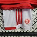 Kit Infantil Internacional Home 2022/23 Adidas, camisa vermelha com detalhes em branco, shorts e meias combinando, uniforme oficial para torcedores mirins do Internacional FC."