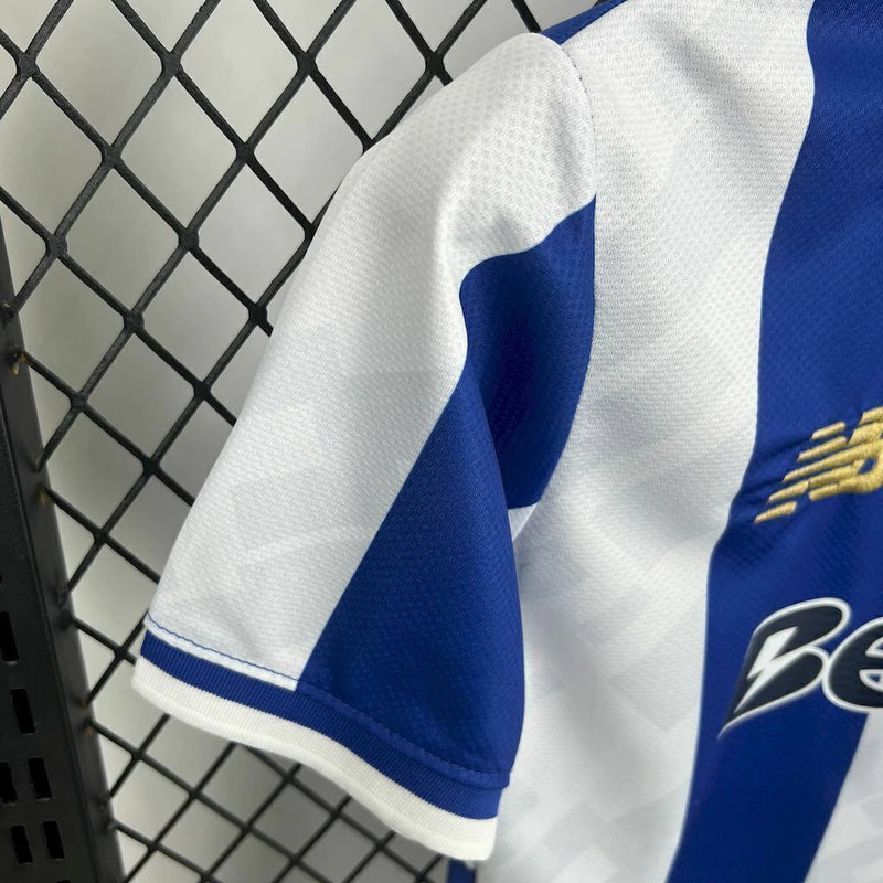 Kit Infantil FC Porto Home I 2025/26 New Balance, uniforme oficial azul e branco com camisa e shorts, disponível para crianças de 3-4 a 12-13 anos, confortável e ideal para pequenos torcedores dos Dragões."