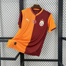 “Camisa Galatasaray Home I 2025/26 Puma Torcedor Masculina Laranja com detalhes em vermelho e amarelo, escudo do Galatasaray, design moderno e confortável para torcedores apaixonados.”