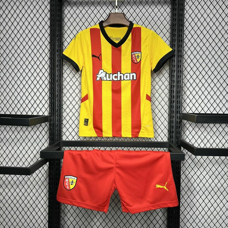 Camisa infantil RC Lens Home 2024/25 Puma, uniforme oficial vermelho e amarelo listrado, design clássico para jovens torcedores da Ligue 1”