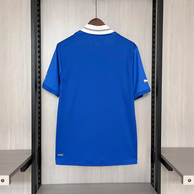 Camisa Itália Home I 2012/13 Puma Retrô Masculina, azul, com escudo da seleção italiana e logo Puma em destaque, feita em tecido leve e confortável, modelo retrô com caimento solto, ideal para colecionadores e torcedores.”