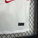 Kit Infantil Turquia Home I 2024/25 Nike, camiseta e shorts vermelhos com detalhes brancos, modelo oficial da Seleção Turca para crianças, ideal para pequenos torcedores e colecionadores."