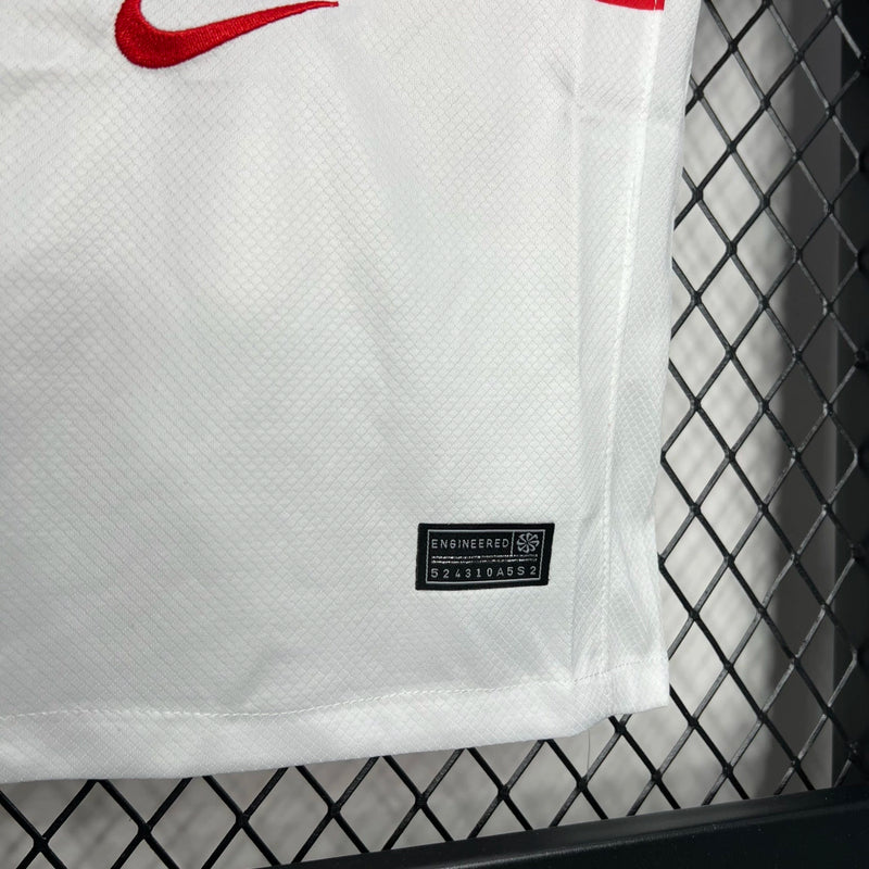 Kit Infantil Turquia Home I 2024/25 Nike, camiseta e shorts vermelhos com detalhes brancos, modelo oficial da Seleção Turca para crianças, ideal para pequenos torcedores e colecionadores."