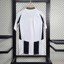 Camisa Juventus Home I 2024/25 Adidas Torcedor Masculina - uniforme principal da Juve na temporada, modelo branco com listras pretas clássicas, escudo do clube bordado, logo Adidas e design moderno para os torcedores bianconeri.