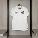 Camisa Santos Home I 2025/26 Umbro Torcedor Masculina branca, com escudo do Santos bordado no lado esquerdo do peito e logo Umbro no lado direito, modelo de jogo, versão torcedor, fundo branco.