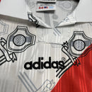 Texto alternativo para imagem:
Camisa River Plate Home 1996/97 Adidas Retrô Masculina branca com faixa diagonal vermelha, escudo bordado do River Plate no peito e logo Adidas estampado.

