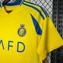 Camisa Al-Nassr Home I 2024/25 Torcedor Masculina, amarela com detalhes em azul, tecido leve e confortável, uniforme oficial do clube saudita para torcedores
