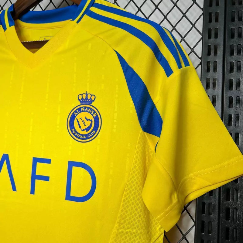 Camisa Al-Nassr Home I 2024/25 Torcedor Masculina, amarela com detalhes em azul, tecido leve e confortável, uniforme oficial do clube saudita para torcedores
