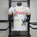 Camisa Ajax Edição Especial 2025/26 Adidas Jogador Masculina, versão Player Issue, cor exclusiva, escudo oficial em silicone termocolado, logo Adidas, tecido HEAT.RDY de alta performance, slim fit, lançamento oficial do Ajax Amsterdam para torcedores e colecionadores."
