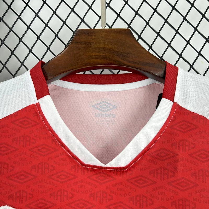 Texto alternativo para imagem:
Camisa Argentinos Juniors Away (2) 2025/26 Umbro Torcedor Masculina branca com detalhes vermelhos, escudo do clube estampado no peito e logo Umbro aplicado, design oficial para torcedores.


