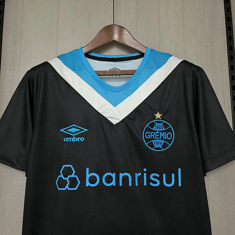 Camisa Grêmio Third III 2024/25 Umbro Torcedor Masculina azul, modelo de torcedor, tecido leve e confortável, design moderno da temporada 2024/25.